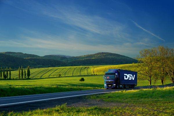 DSV Road: Transportul de mărfuri şi-a încetinit creşterea în primul trimestru pe fondul inflaţiei 