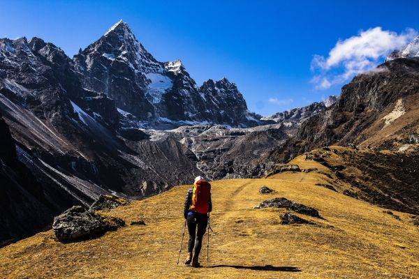 Alpiniştii avertizează: celebrul Everest rămâne fără zăpadă