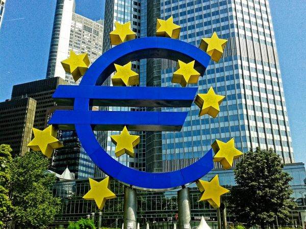 Euro, impulsionat de decidenţii BCE