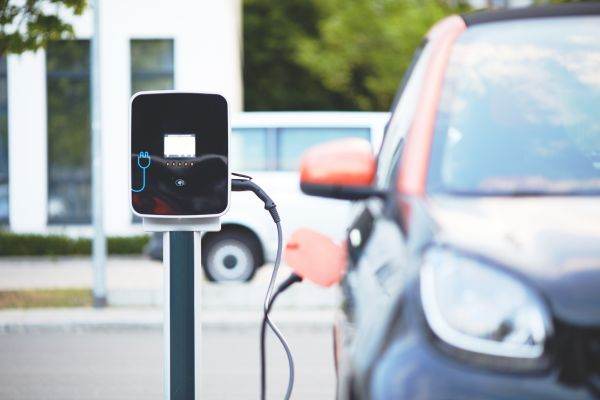 Germania va aloca subvenţii de până la 900 de milioane de euro pentru extinderea reţelei de staţii de încărcare a vehiculelor electrice