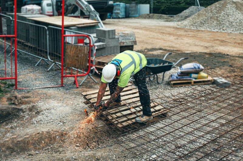 Constructorii protestează împotriva unui guvern care îşi încalcă propriile angajamente