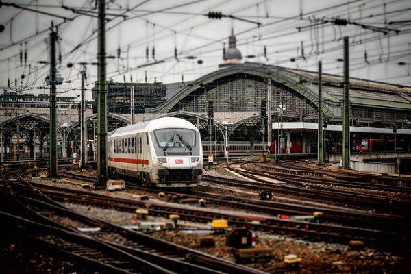 Sute de minute de întârziere în circulaţia trenurilor din cauza vremii nefavorabile, care a afectat infrastructura feroviară