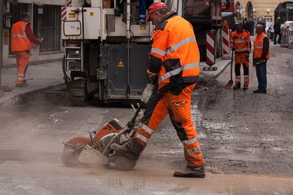 Infotrafic: Circulaţie restricţionată pe A4 Ovidiu - Agigea, dar şi pe DN 64, în Vâlcea; se fac lucrări