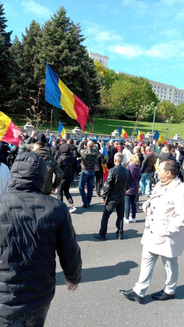 Protest AUR în Piaţa Victoriei, faţă de situaţia şcolilor şi azilelor