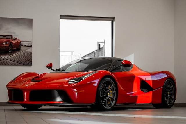 Ferrari NV şi-a îmbunătăţit estimările veniturilor şi profitul anual