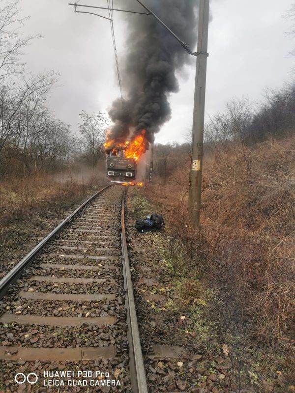 Sibiu: Incendiu la locomotiva unui tren de transport marfă, încărcat cu material lemnos