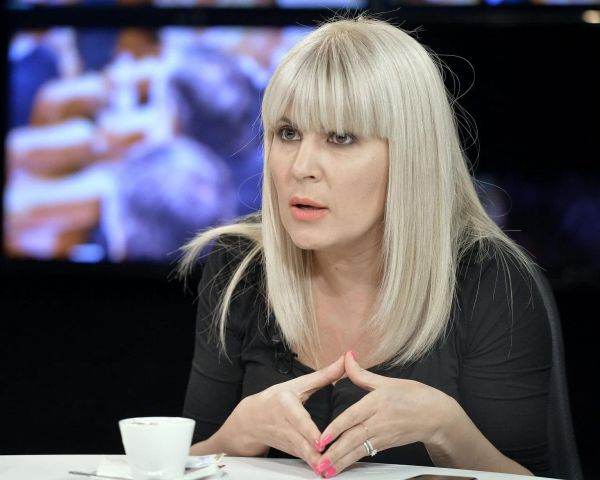 "Legătura dintre persoanele care obţineau banii pe cale nelegală şi prestatorii de servicii legate de campanie era realizată de Elena Udrea, care era şefa staff-ului de campanie a lui Traian Băsescu şi coordona atât achiziţiile de servicii de campanie, cât şi persoanele care au acţionat ca intermediari pentru plăţile realizate, astfel încât sumele de bani să ajungă la societăţile prestatoare", susţine DNA. (Sursa foto: facebook / Elene Udrea)