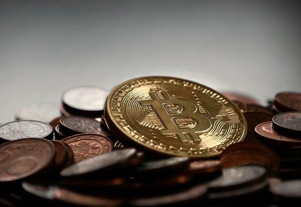 Bitcoin a scăzut joi la cel mai redus nivel din aproape două luni