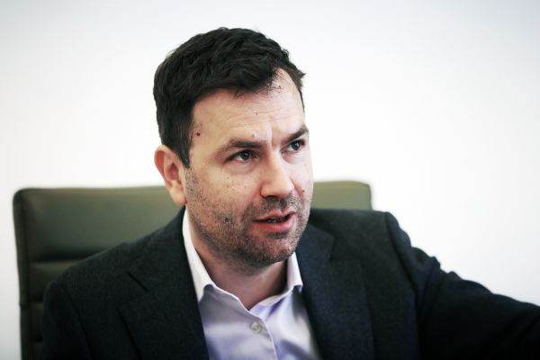 Cătălin Drulă: "În Planul Naţional de Redresare şi Rezilienţă, am prevăzut montarea a 1000 de radare fixe, achiziţionarea a 300 de radare mobile şi 500 de camere video. Proiectul bate pasul pe loc. Sunt 367 milioane de euro disponibili pentru proiecte de siguranţă rutieră şi control". (Sursa foto: facebook / Cătălin Drulă)