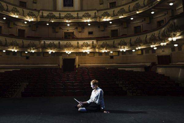 Guvernul investeşte în teatre şi filarmonici