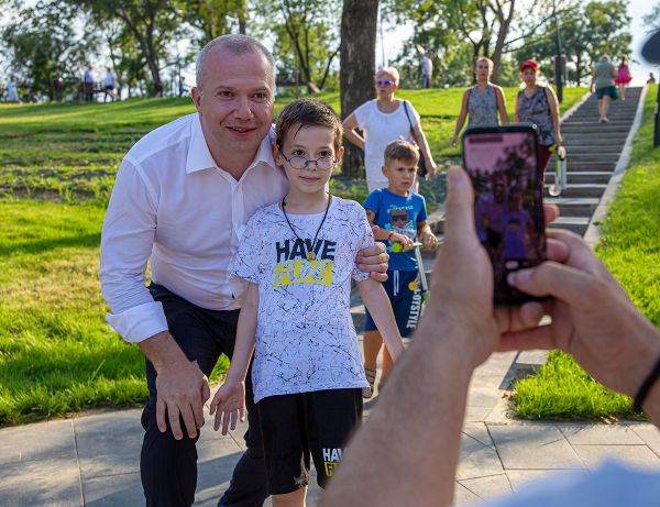  "Acest parc emblematic pentru Galaţi a devenit acum unul dintre cele mai frumoase şi moderne din oraşul nostru. Iată că astfel de locuri de relaxare şi petrecere a timpului liber sunt din ce în ce mai multe în oraş şi vă asigur că vom continua demersurile pentru înfrumuseţarea şi modernizarea parcurilor atât de îndrăgite de gălăţeni", a declarat, recent, Ionuţ Pucheanu, primarul municipiului Galaţi. 