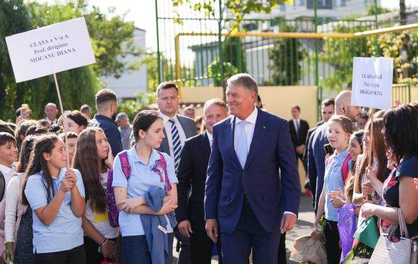 Preşedintele Klaus Iohannis a declarat: "Legile educaţiei adoptate recent ne dau şansa unui nou început într-un domeniu fundamental pentru orice societate modernă. Reformele educaţionale necesită însă răbdare şi perseverenţă, pentru că rezultatele se văd în timp şi nu de pe o zi pe alta. Să acordăm, aşadar, noilor legi posibilitatea de a fi implementate".