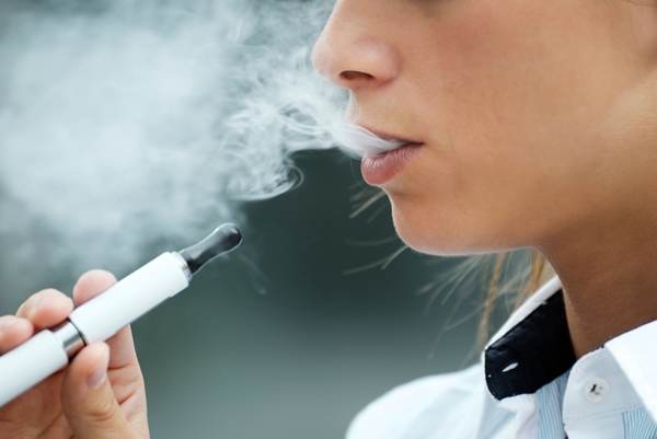 Asociaţia Industriei de Vaping salută interzicerea vânzării de ţigări electronice către minori