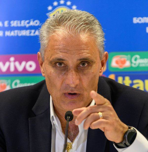 Sursa: https://commons.wikimedia.org/wiki/File:20180610_FIFA_Friendly_Match_Austria_vs._Brazil_Tite_850_0219.jpg; Autor: Granada