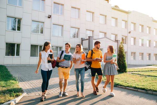 Creştere consistentă pentru bursele studenţilor