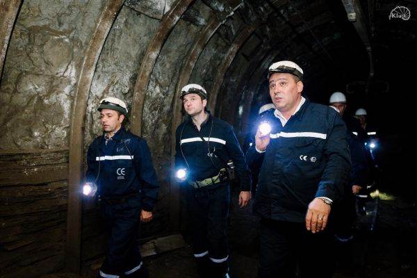 Sebastian Burduja, went down to the Livezeni Mine, stating that he wanted to understand on the spot the problems and risks faced by those who work there every day and to find together the solutions that Valea Jiului needs. (Photo source: facebook / Sebastian Burduja)