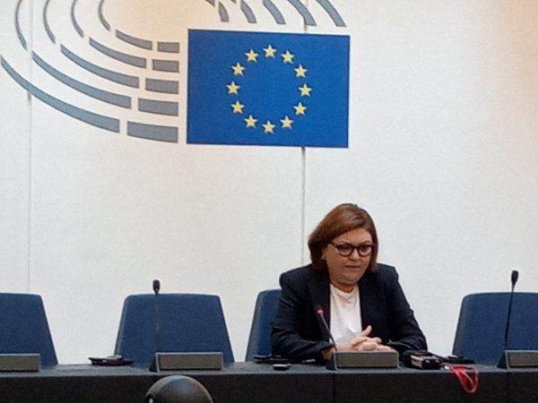 Adina Vălean a spus: "Sectorul transporturi din Europa este sub un mare stres, pentru că s-au acumulat efectele unor crize succesive, pentru că sunt noi provocări. Efectele acestui stres sub care se află sectorul de transporturi se pot vedea în economia Uniunii Europene. Printre provocările cu care se confruntă acest sector se numără, în primul rând, forţa de muncă. În tot sectorul transporturilor există un deficit de forţă de muncă de aproximativ 30%".