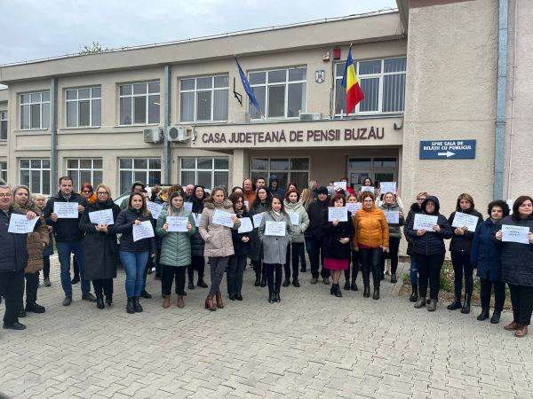 Angajaţii Casei Judeţene de Pensii Buzău au intrat în grevă