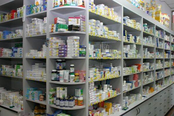 Liberalizare pusă în stand-by; Ministerul Sănătăţii reglementează strict autorizarea farmaciilor