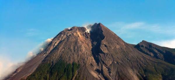 Reuters: "Vulcanul Marapi din Indonezia a erupt din nou, la o lună după un alt incident soldat cu victime"