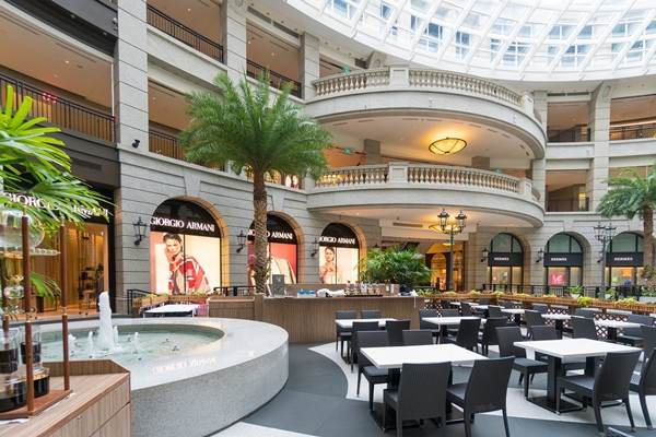 Expoziţie dedicată Zilei Culturii Naţionele la Bucureşti Mall-Vitan