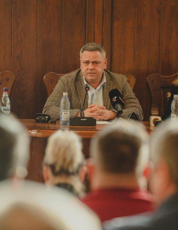 Ministrul Barbu a spus: "Este pentru prima oară în Consiliul de Miniştri când un stat prin reprezentant, adică prin ministrul Agriculturii, pe care îl aveţi în faţă, va cere demisia în Consiliul de Miniştri a comisarului european pe Agricultură. De aici cred că ar trebui să intrăm într-un dialog".