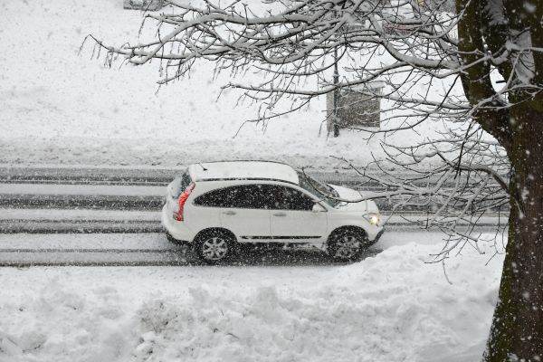 Operatorii de salubritate din sectoarele 3 şi 4 ale Capitalei, amendaţi cu 5.000 de lei după ce nu au curăţat zăpada