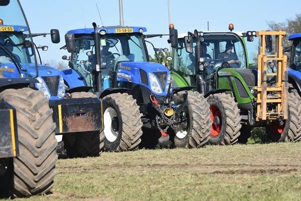 Reuters: Agricultorii francezi îşi extind protestele împotriva guvernului