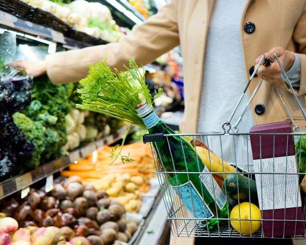 Adaosul comercial pentru alimentele de bază, plafonat încă 60 de zile