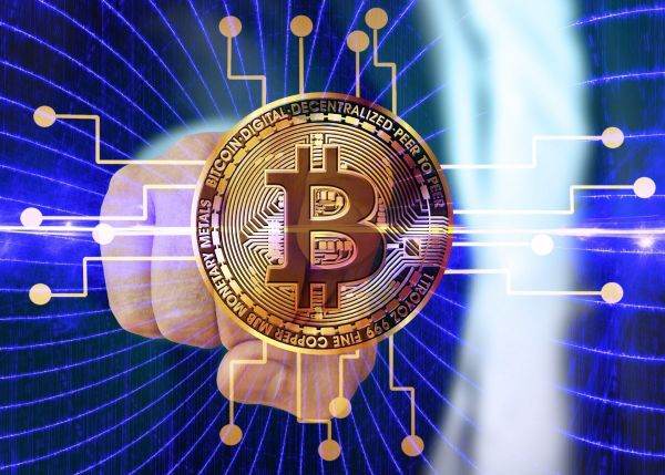 Bitcoin a depăşit nivelul de 57.000 de dolari, pentru prima dată din decembrie 2021