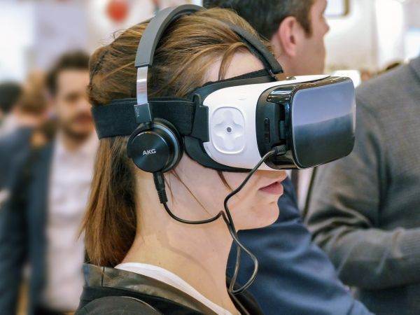 Bloomberg: Sony întrerupe producţia căştilor de realitate virtuală PSVR2 din cauza cererii mici