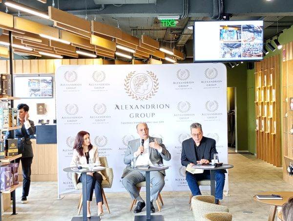 The founding president of Alexandrion Group, Nawaf Salameh (center), said: "The Romanian state is pressuring an industry to go at a speed that it cannot. I do not understand how these people think. That law is in force, but something must be done to its improvement. For example, regarding the collection centers, those who sell goods in counties bordering the Capital cannot come and bring the bottles to the center in Bucharest, because that involves high costs.