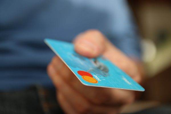 Reuters: Acord de 30 de miliarde de dolari între Visa şi Mastercard pentru reducerea comisioanelor