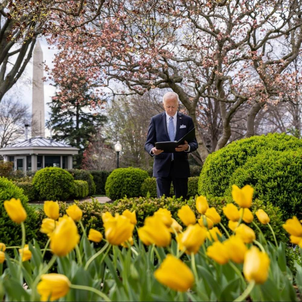 France Presse: "Biden sărbătoreşte duminică Paştele şi ziua vizibilităţii persoanelor transsexuale"