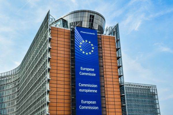 Comisia Europeană: UE nu interzice centralele de apartament