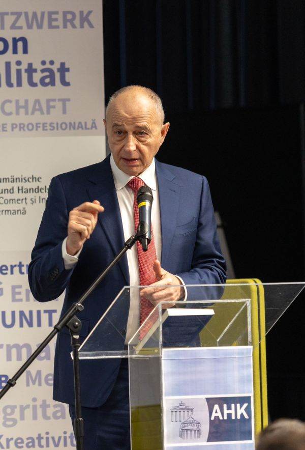 Mircea Geoană, secretar general adjunct al NATO, a precizat: "Modelul economic se va schimba, configurarea lanţurilor de aprovizionare se schimbă, iar tehnologia va avea un impact asupra produselor noastre. Participăm la cea mai mare transformare din istorie, iar guvernele singure, chiar dacă sunt eficiente, nu vor putea să facă singure schimbările necesare, ci trebuie să conlucreze cu mediul academic şi cu mediul de afaceri".