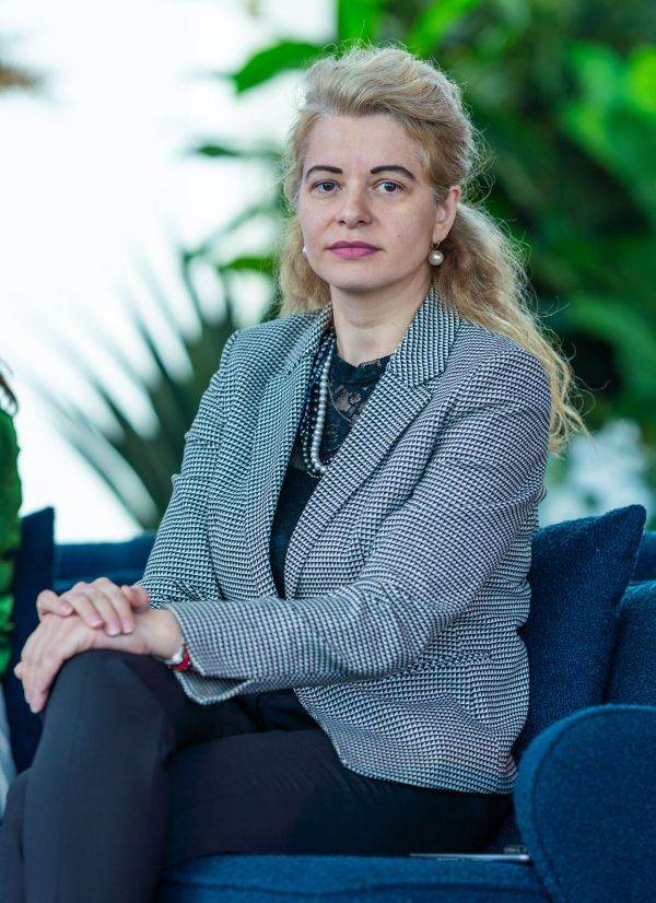 Gabriela Folcuţ, Directorul Executiv al Asociaţiei Române a Băncilor: "Practic, 28% dintre români au competenţe digitale de bază faţă de o medie europeană de 54%. Doar 9% dintre români au competenţe digitale mai mult decât elementare, faţă de o medie europeană triplă, de 26%".