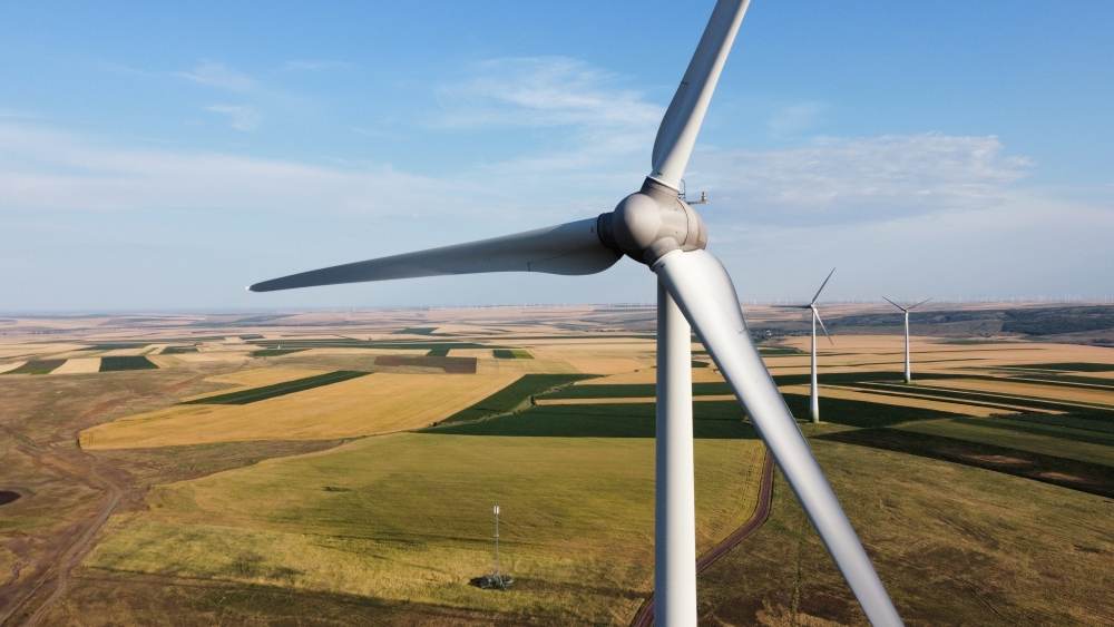 Vista Bank susţine investiţiile verzi: Finanţare de 13,9 milioane EURO acordată companiei Alive Wind Power One