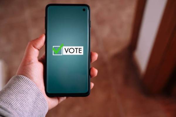 Dpa: Estonii vor putea să voteze în alegeri de pe telefoanele mobile