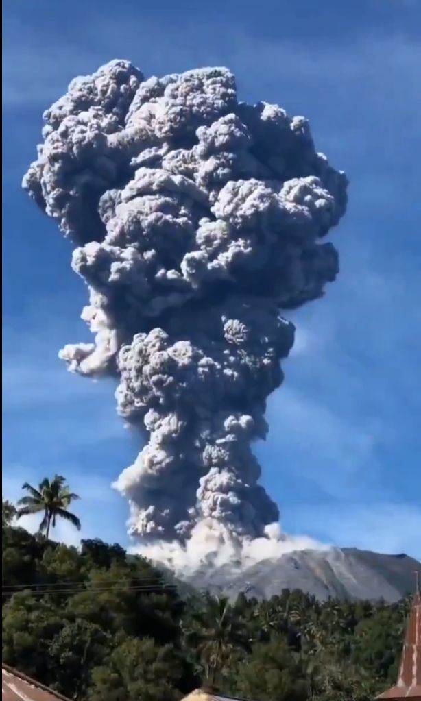 Vulcanul Ibu din Indonezia a erupt