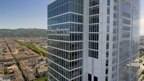 Intesa Sanpaolo a finalizat achiziţia First Bank