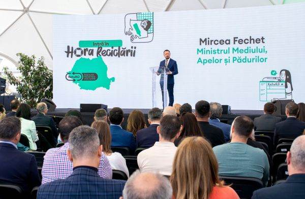 Mircea Fechet, ministrul Mediului, Apelor şi Pădurilor: "Am inaugurat, lângă Bucureşti, la Otopeni, cel de-al patrulea centru de sortare şi de numărare, un centru extrem de modern, cu o capacitate de şase tone în fiecare oră şi care, dincolo de faptul că asigură infrastructura necesară pentru garanţie - returnare pentru zona de sud, înseamnă în acelaşi timp şi locuri de muncă". (Sursa fotografiilor: facebook / Mircea Fechet)