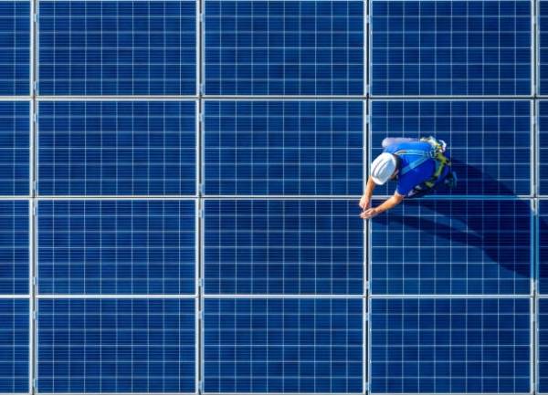 Premier Energy împreună cu Motor Oil Renewable Energy Single Member S.A. semnează achiziţia a două proiecte fotovoltaice 