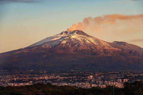 Media: O plajă îngropată de erupţia Muntelui Vezuviu se redeschide pentru public după restaurare