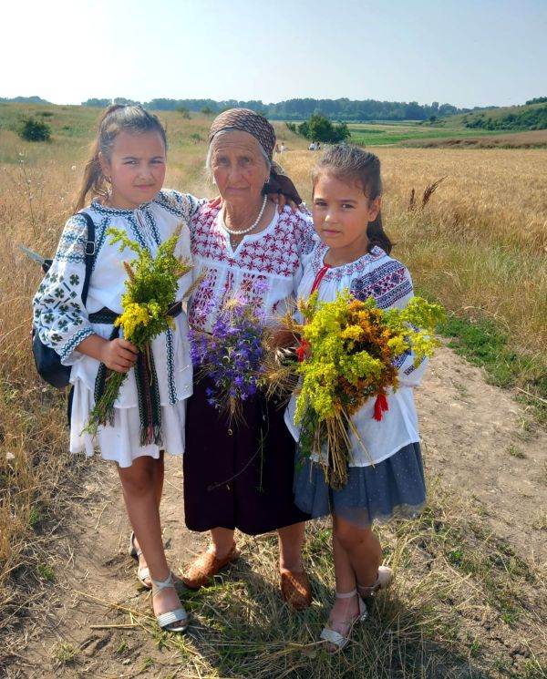 La Hârseşti, copiii i-au determinat pe bătrâni să revină la portul popular