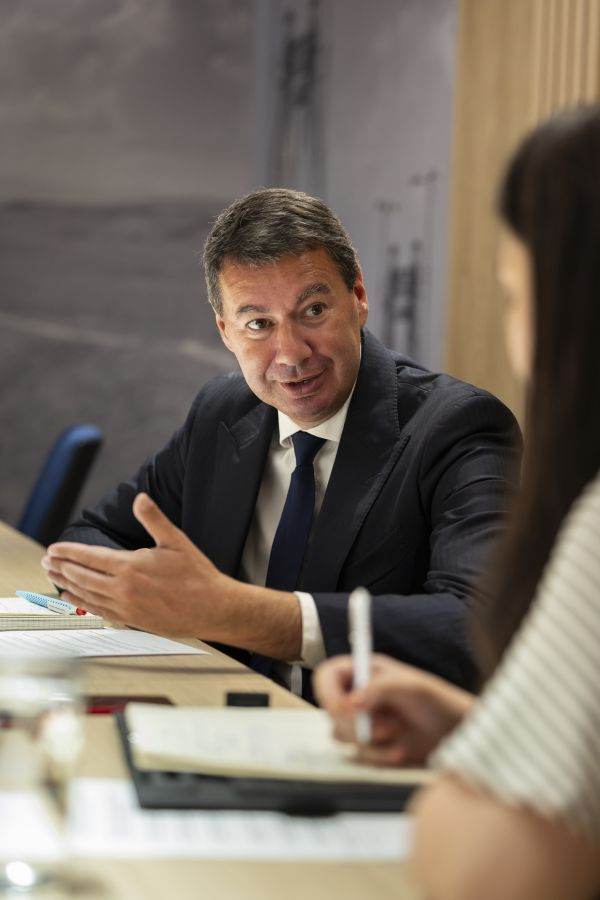 Laurent Germain, CEO Egis Group: "Comparativ cu alte ţări din Uniunea Europeană, consider că România se află încă într-o situaţie financiară sustenabilă. Aşadar, cred că România ar putea atrage fonduri de pe piaţă. Chiar dacă aceste fonduri ar putea proveni din taxe suplimentare, consider că România are încă spaţiu pentru a accesa pieţele financiare ca să-şi finanţeze creşterea economică şi ca să co-investească în infrastructură".