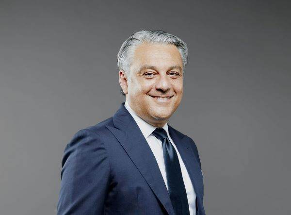 Luca de Meo, CEO Renault: "Sectorul auto s-ar putea confrunta cu amenzi masive, în urma încetinirii vânzărilor EV"