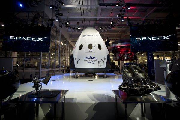 Presă: SpaceX va încerca joi prima ieşire în spaţiu din istorie