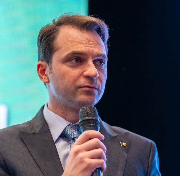 Ministrul Energiei, Sebastian Burduja, a subliniat că acest plan reflectă angajamentul României de a contribui la un viitor mai sigur şi mai verde, integrând tehnologii inovatoare şi investiţii masive în energia regenerabilă.