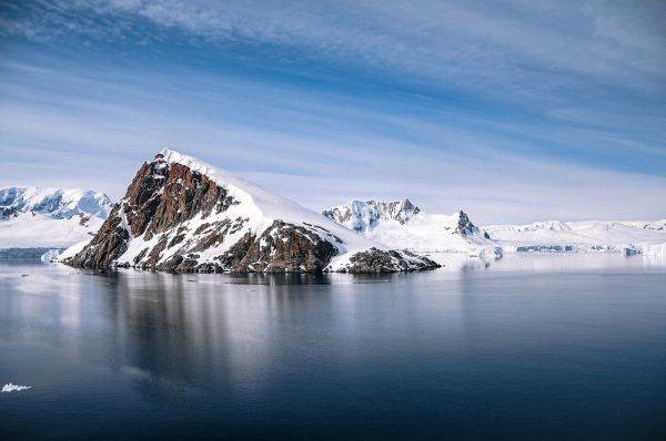 According to Greenpeace, this activity poses an additional threat to a little-known ecosystem already weakened by climate warming. Among the dangers, the report lists especially the direct destruction of habitat and organisms on the seabed, sound and light pollution, the risk of chemical leaks from equipment, the accidental movement of species.